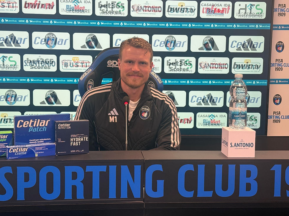 Prima il segnale sul campo, poi la conferma anche in sala stampa. Oscar Hiljemark si presenta alla vigilia di Como–Pisa con un atteggiamento diverso, lasciando da parte la tuta per una giacca sopra la polo. Un cambio notato subito, ma che il tecnico svedese liquida con ironia: niente scaramanzia, solo una questione pratica. “Il vestito è in lavanderia, domenica ho sudato parecchio”, scherza, ribadendo poi di non dare alcun peso a questi dettagli.