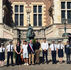 Sous les dorures de l’Hôtel Groslot, ancien hôtel de ville d’Orléans, l’instant avait quelque chose de solennel. Ce mercredi 8 juillet, cinq jeunes du Loiret ont officiellement signé leur contrat d’engagement dans le cadre du nouveau service national volontaire au sein de l’Armée de l’Air et de l’Espace. Une première cérémonie symbolique organisée par le Centre d’information et de recrutement des forces armées (CIRFA) d’Orléans, en présence des familles, d’élus locaux et de représentants militaires.