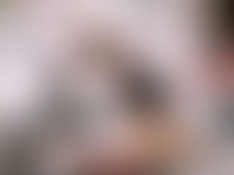 A Versailles, le jeudi 12 février 2026, la matinée s'organise autour des fondamentaux : lecture, écriture, mathématiques. Ici, pas de sonnerie stridente ni de couloirs bondés. Les effectifs réduits permettent un accompagnement au plus près des besoins. Sept élèves âgés de 12 à 19 ans, scolarisés à l'école Dans tes pas, bénéficient d'un encadrement renforcé. Dans cette structure indépendante, chaque séquence est adaptée aux capacités de chacun. "Nous accompagnons les jeunes de manière individuelle, afin qu'ils puissent progresser à leur rythme et développer leur autonomie". explique le fondateur, Nicolas Hittin. 