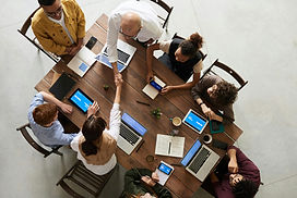 equipo de trabajo usando software amigable