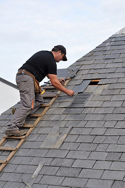 roofer-2967759.jpg