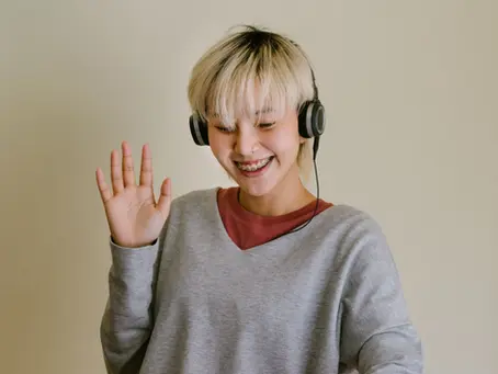 Apprenante souriante qui salue son tuteur pendant un cours en ligne appliquant différentes méthodes pour enseigner le français langue étrangère en ligne