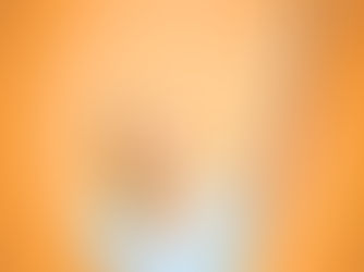 Femme qui est heureuse le bras en l'air.