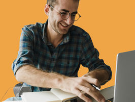 Tuteur de FLE en ligne qui donne un cours