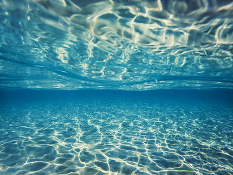 luce del sole e connessioni luminose sotto la superficie dell'acqua