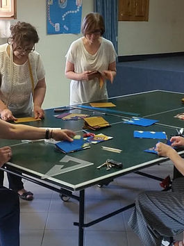 Decorazioni artigianali del laboratorio parrocchiale per i progetti in Zambia