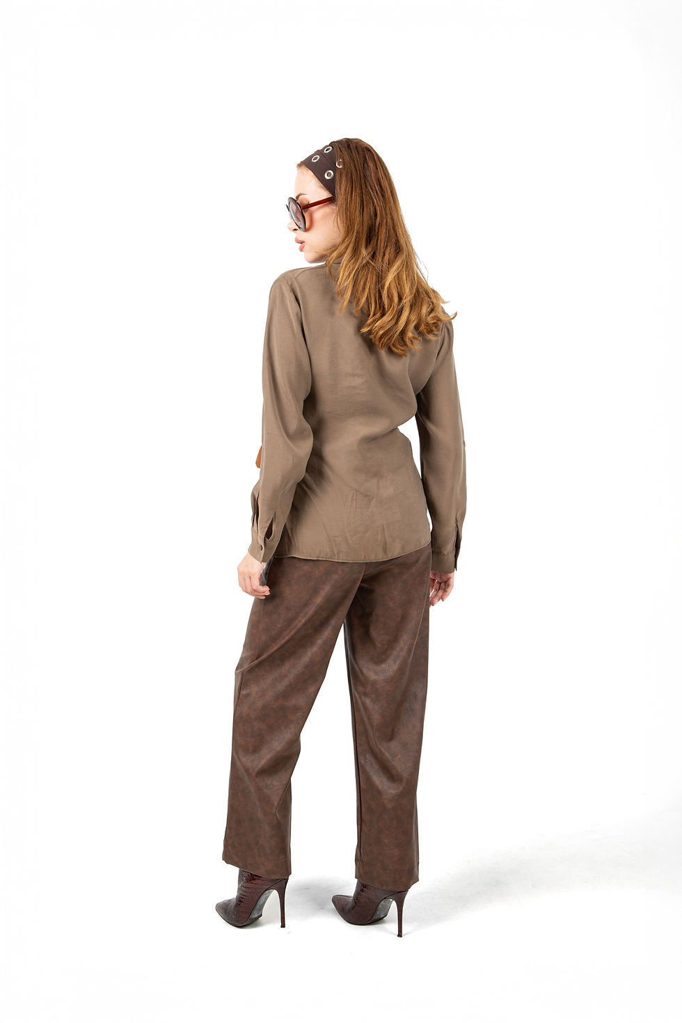 Tokalı Kruvaze Gömlek ve  Deri Pantolon