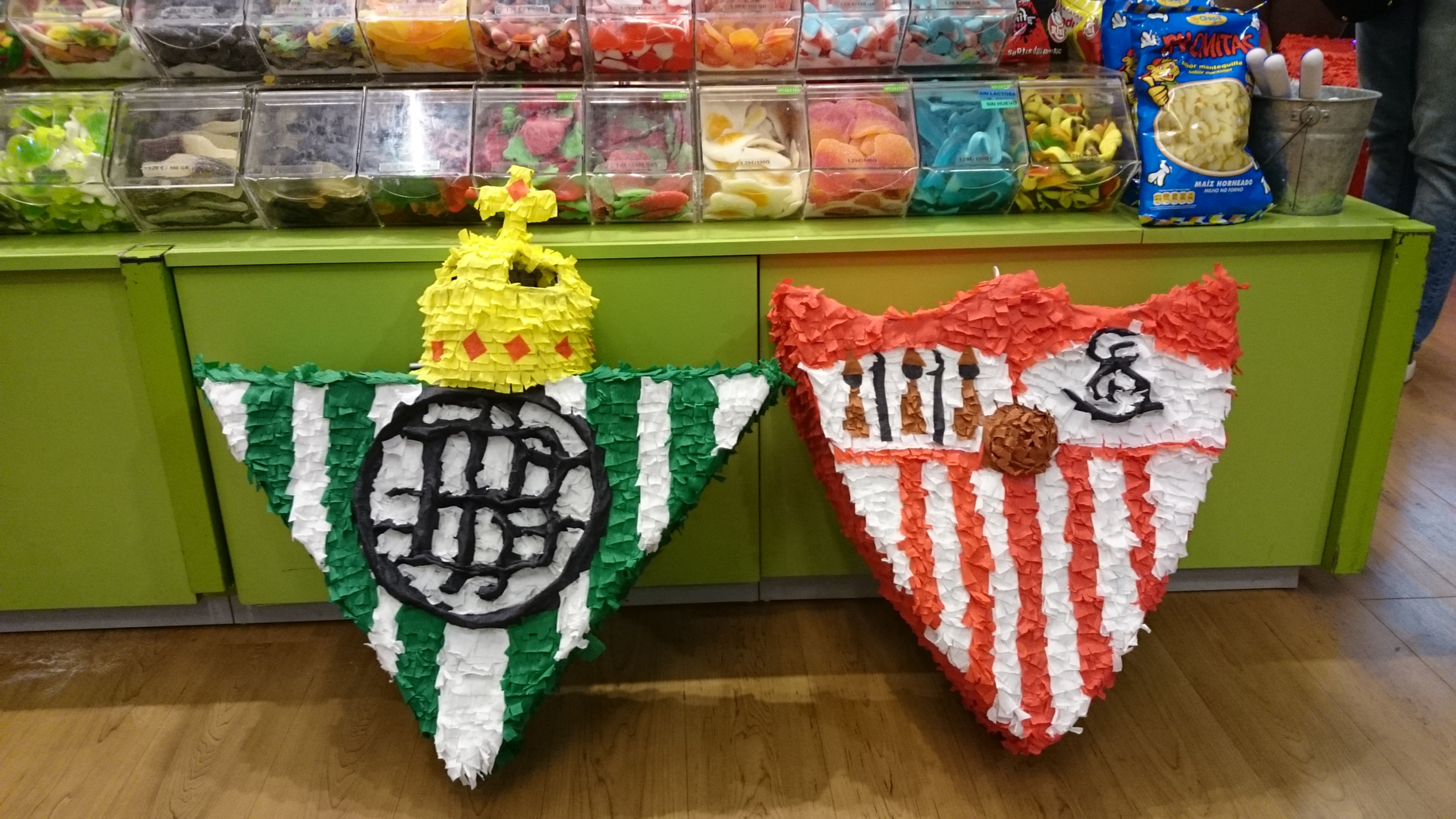 Escudos del Sevilla y Betis