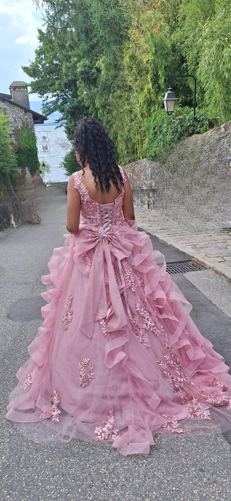Jeune fille en robe de princesse