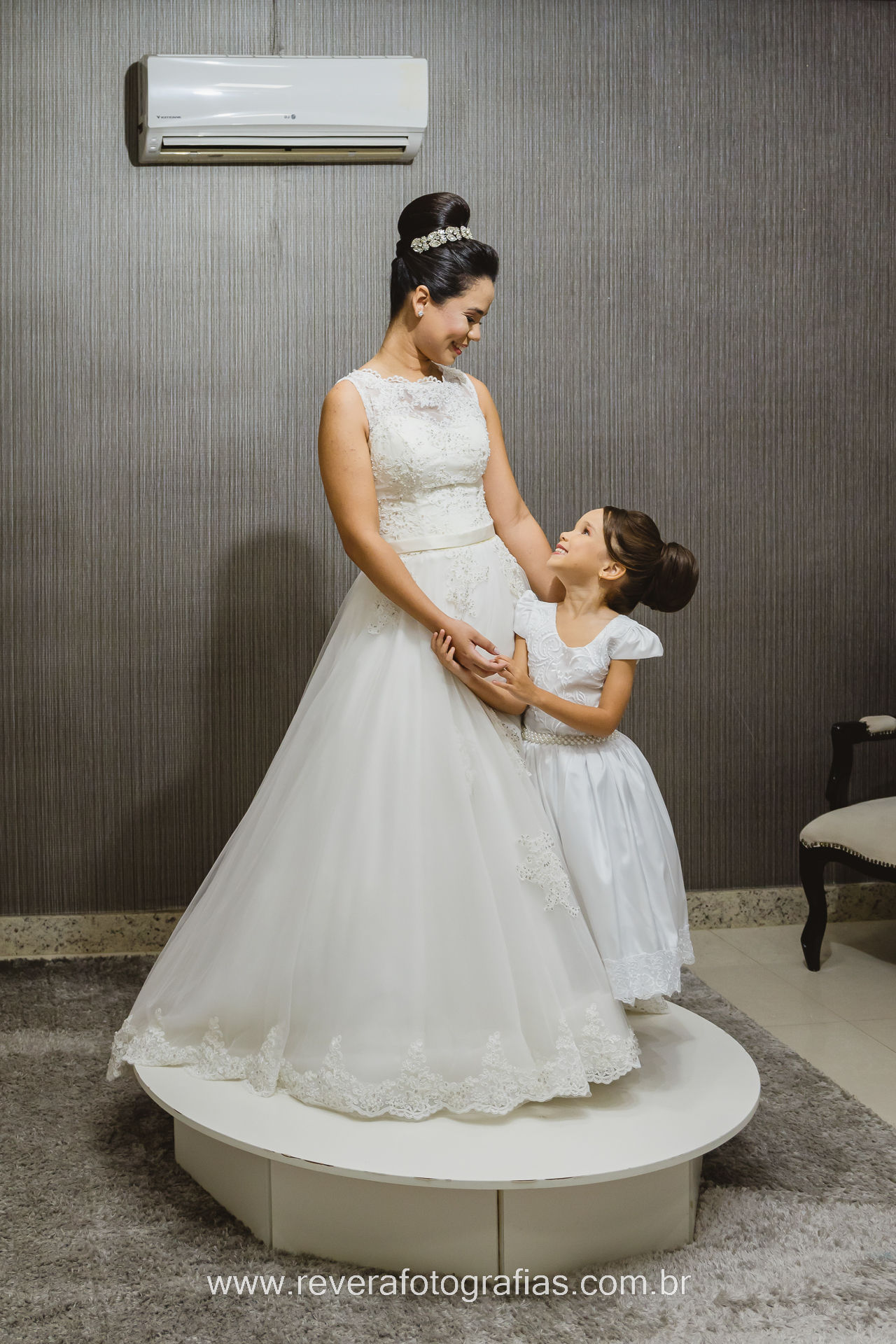 reverá fotografias: fotografia de fotógrafa profissional de making of de casamento intimista de dia no Haiti Noivas e Beauté retrato de daminha e noiva se olhando de vestido branco em aracaju sergipe