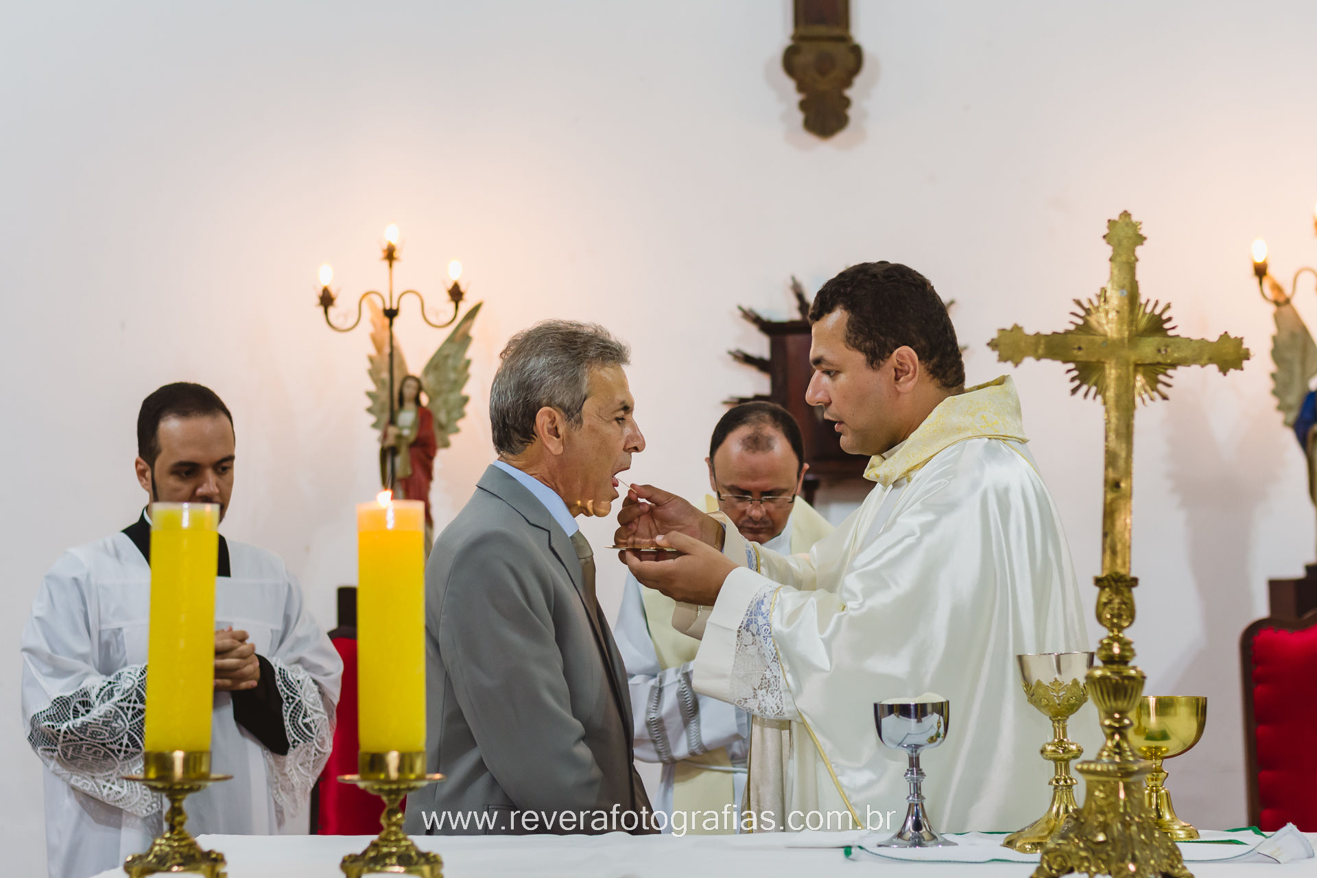 padre dá hostia para noivo durante missa