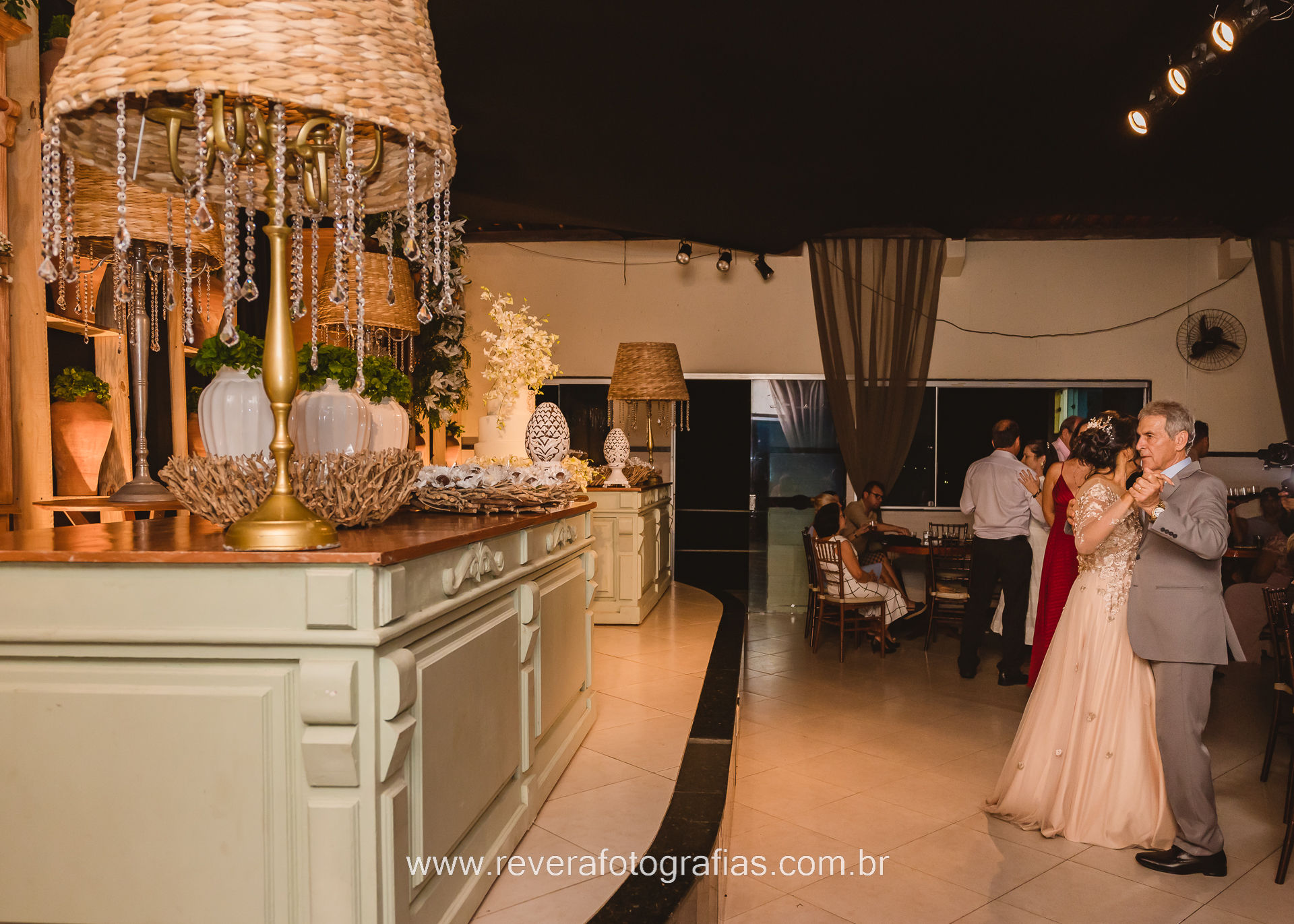 casal dança em frente a decoração rústica da festa de bodas