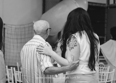 mulher cumprimentando convidado em festa infantil