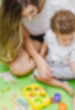 reverá fotografias: mãe e filho brincam com bloquinhos