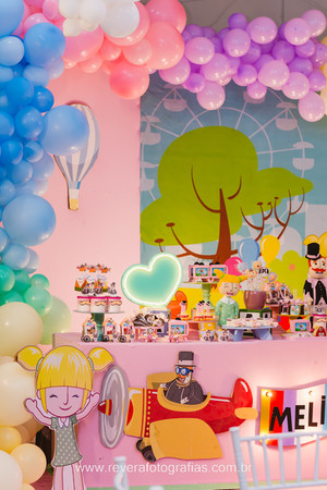 Mesa principal decorada com doces e balões Mundo Bita.