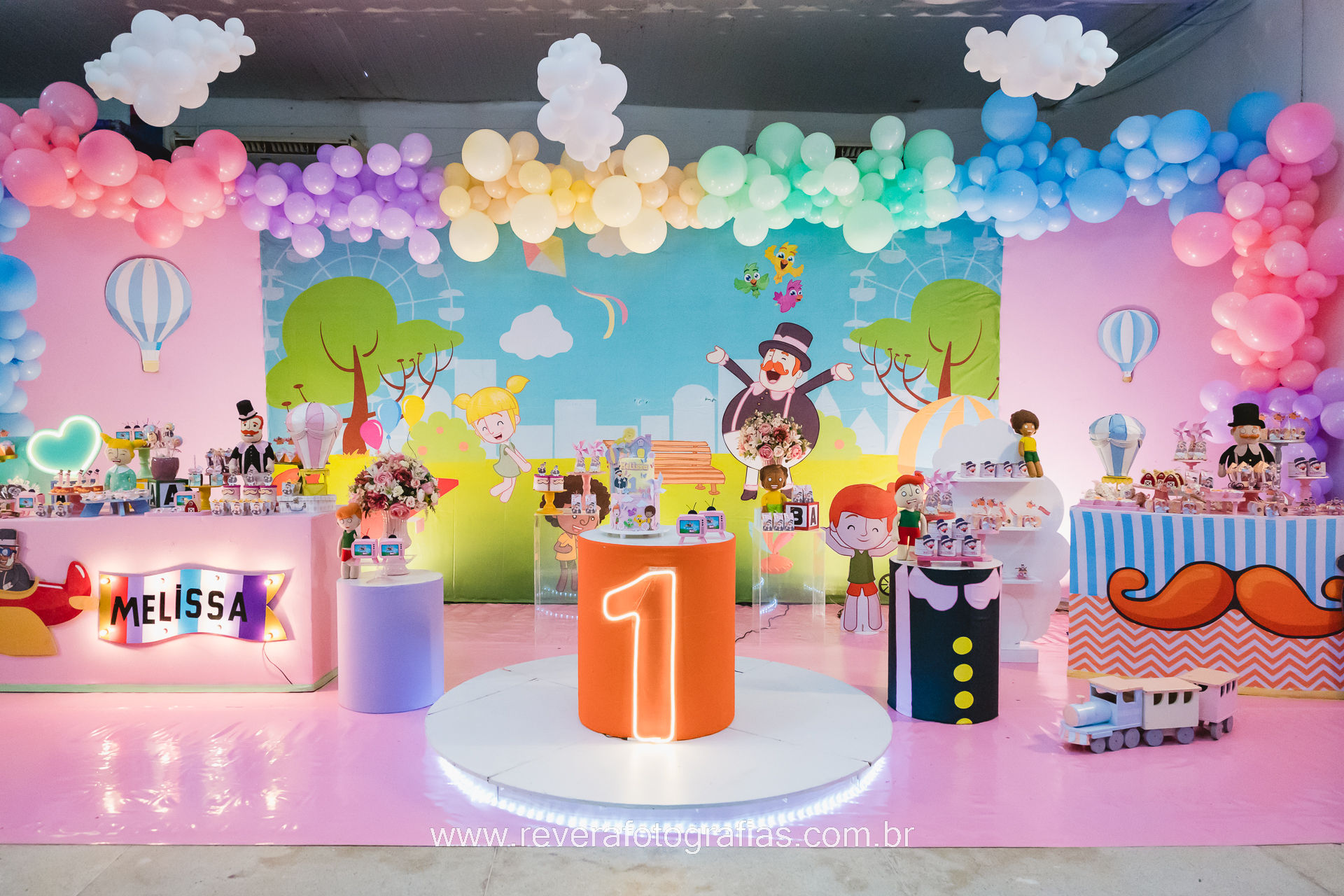 Decoração Mundo Bita com balões nas cores laranja, azul e rosa.