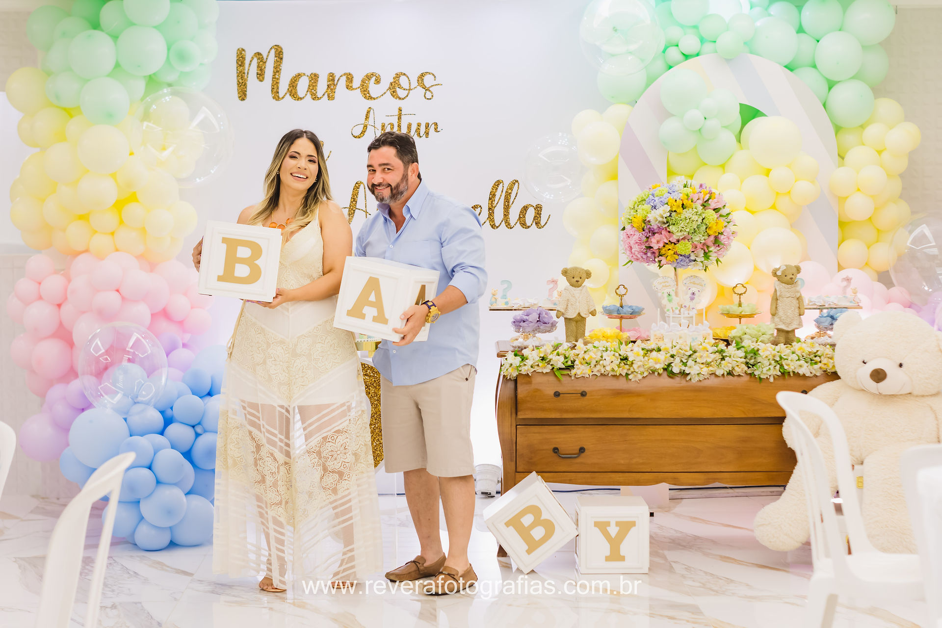gestante e marido seguram blocos com a palavra baby em chá revelação
