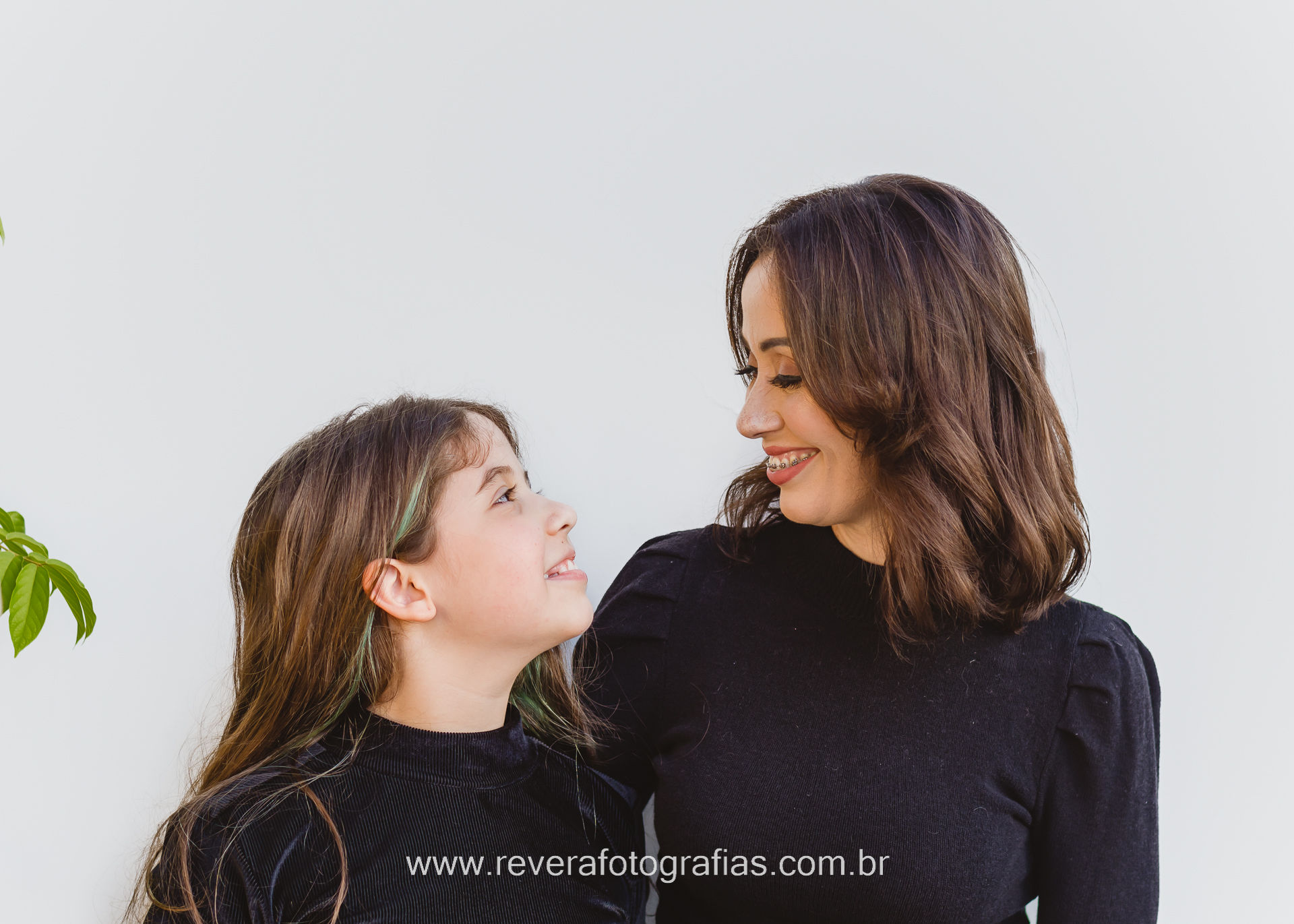 reverá fotografias: fotógrafa faz Fotografia de retrato lifestyle profissional espontânea clean clássica de mãe e filha sorrindo abraçadas em casa na varanda, em Aracaju, Sergipe