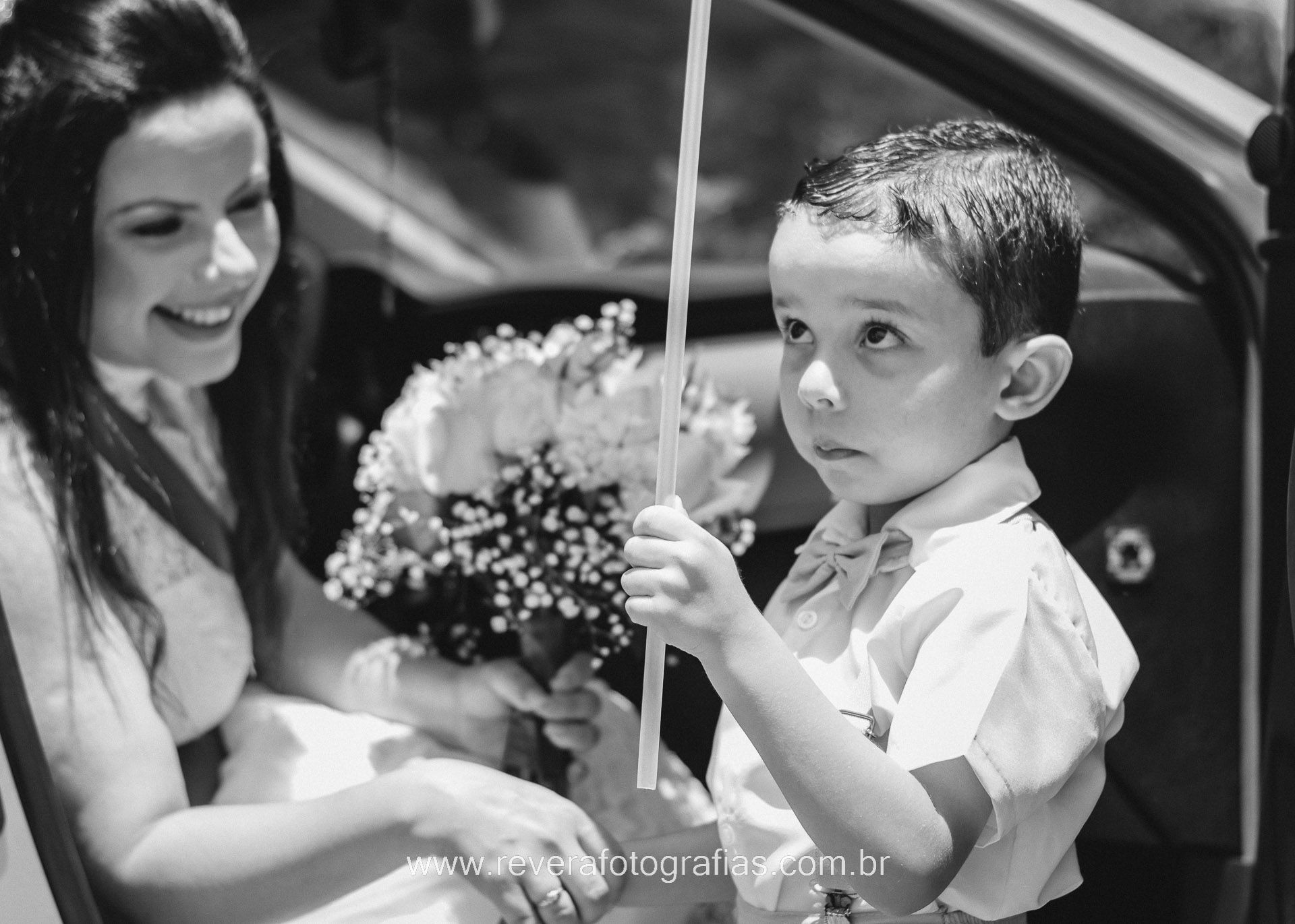 reverá fotografias: fotografia de fotógrafa profissional de cerimônia de casamento intimista de dia com noiva sendo recebida pelo filho dentro do carro na igreja capela nossa senhora desatadora dos nós ao ar livre em aracaju Nossa Senhora da Glória Tobias Barreto Lagarto Estância Simão Dias Penedo Itabaiana Itabaianinha São Cristóvão Estância Propriá Lagarto