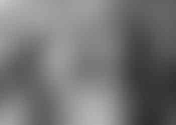 avó sorrindo com neta no colo em festa