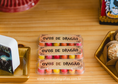 Lembrancinhas e doces personalizados de Harry Potter em festa infantil ovos de dragao