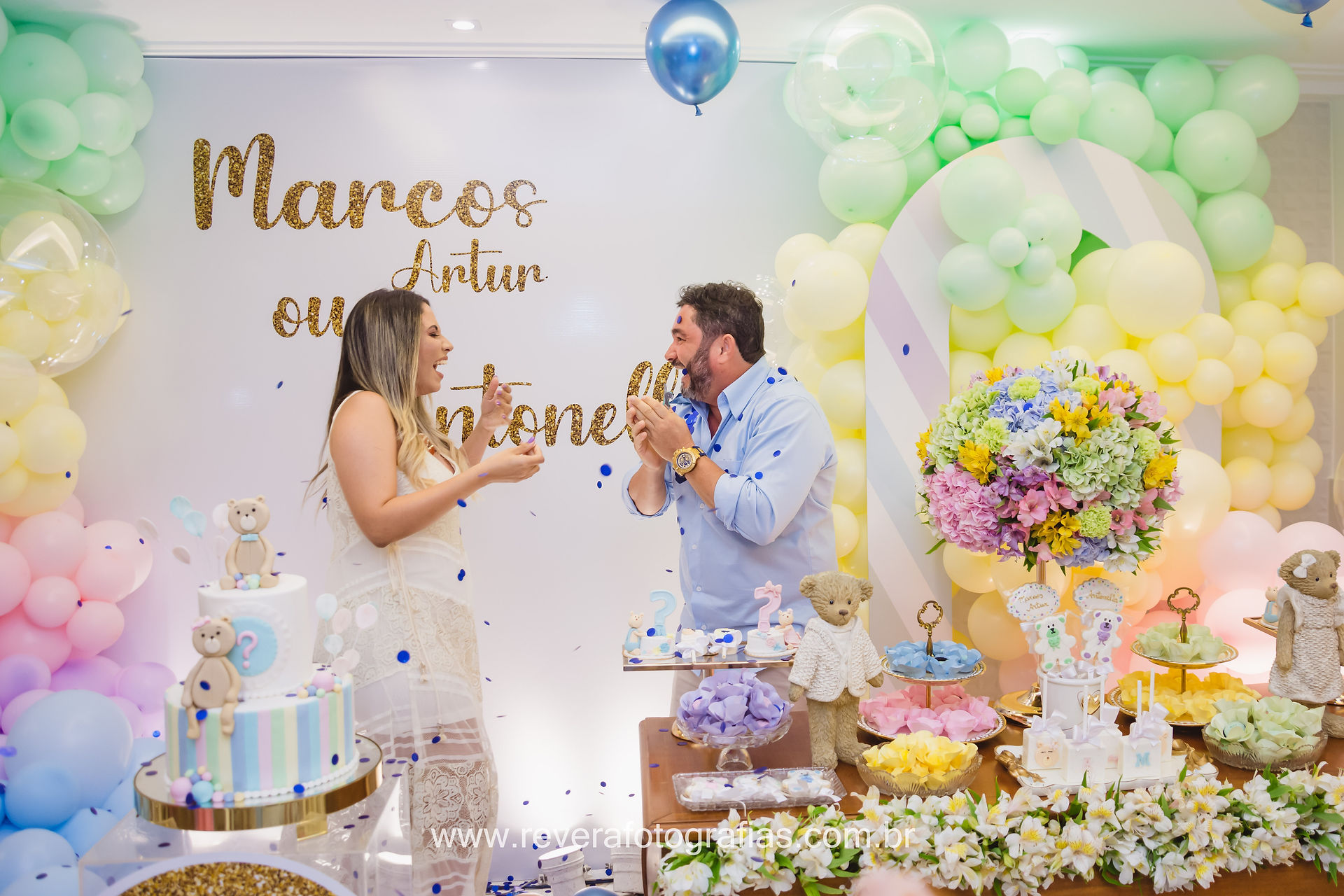 casal comemora em chá revelação azul