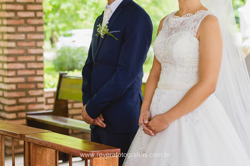 reverá fotografias: fotógrafo profissional de cerimônia de casamento intimista de dia em lugar bonito ao ar livre retrato de terno do noivo e vestido da noiva na igreja capela nossa senhora desatadora dos nós em aracaju sergipe