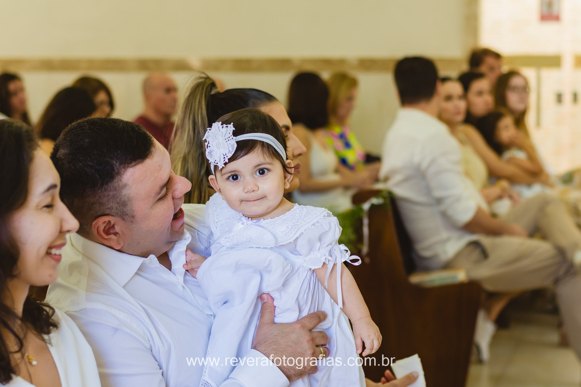 foto bebê no colo do pai em batismo na paróquia são pedro em aracaju
