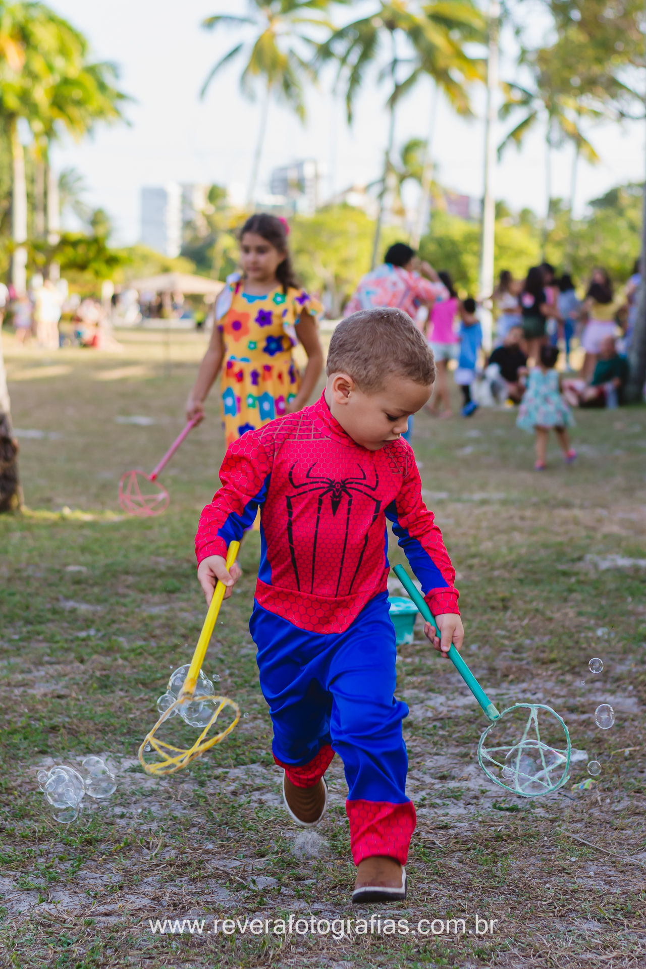 fotografo em aracaju: menino brincando com bolha de sabão no parque da sementeira em festa infantil