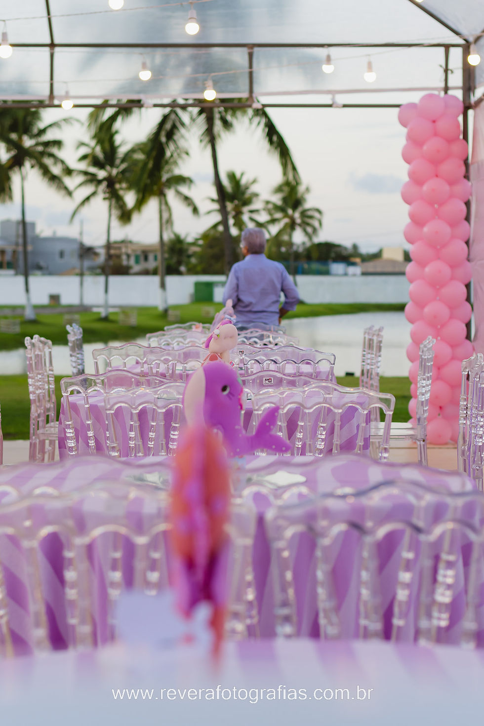 reverá fotografias Fotografia de festa de aniversário infantil em Aracaju sergipe com decoração tema fundo do mar no salão de festas da aruana no condomínio lago paranoá: ambiente externo ao ar livre com balões ao redor das pilastras rosa, lilás e laranja, tenda de eventos transparente, tolha de mesa, mesas e cadeiras em acrílico e centros do mesa de baleia