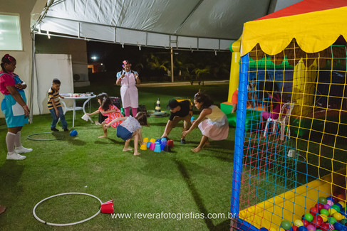 reverá fotografias Fotografia de festa de aniversário infantil em Aracaju sergipe com decoração tema fundo do mar no salão de festas da aruana no condomínio lago paranoá animação de recreador de festa ajudando crianças com a brincadeira