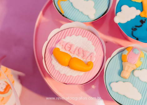 cupcake decorado com tema do Mundo Bita