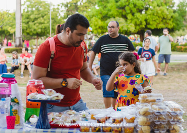 fotografia: pai e filha tomam suco festa infantil no parque da sementeira em aracaju sergipe