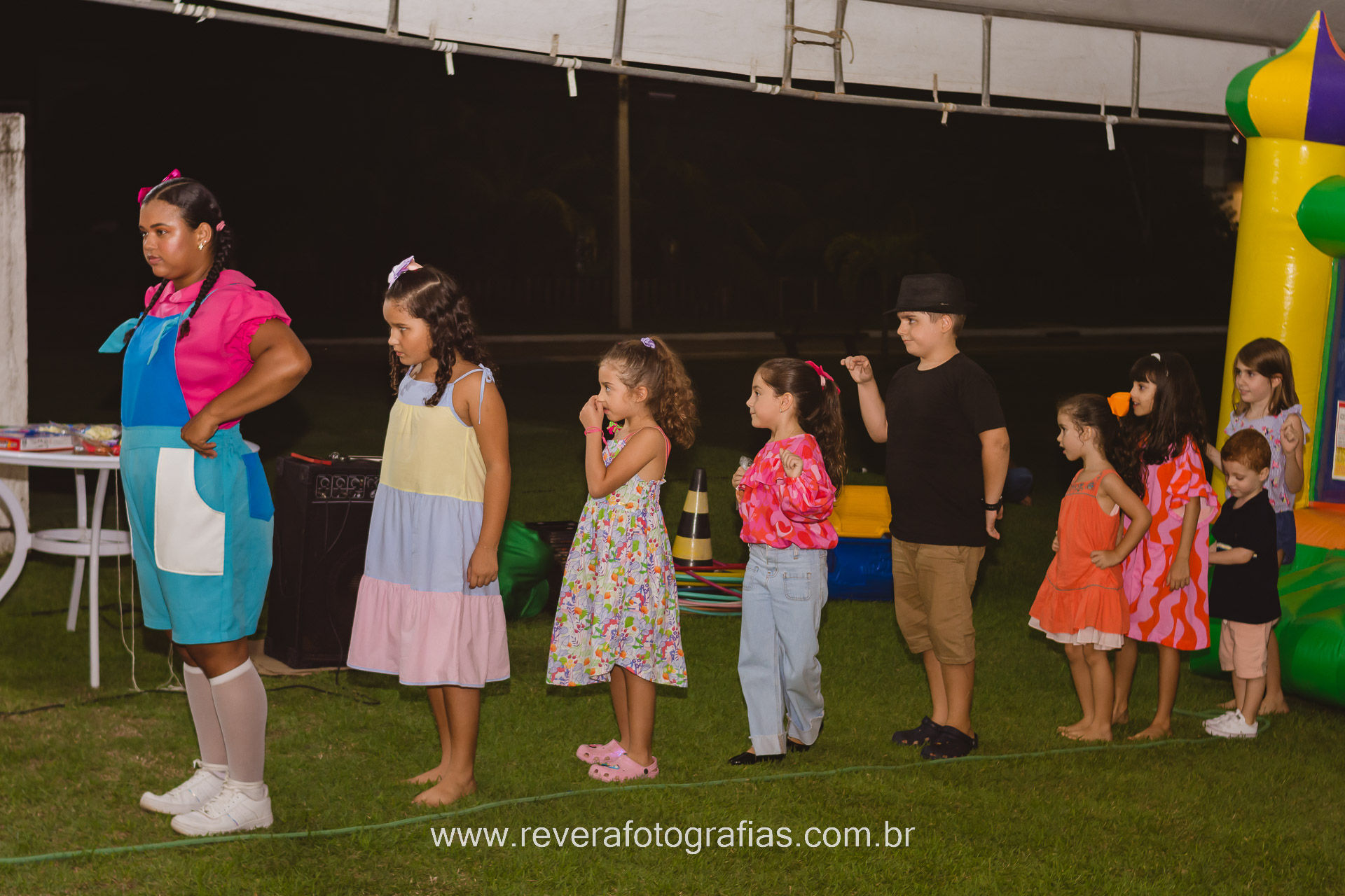 reverá fotografias Fotografia de festa de aniversário infantil em Aracaju sergipe com decoração tema fundo do mar no salão de festas da aruana no condomínio lago paranoá animação de recreador de festa brincando com crianças em gramado