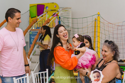 convidada segura bebê no colo em festa