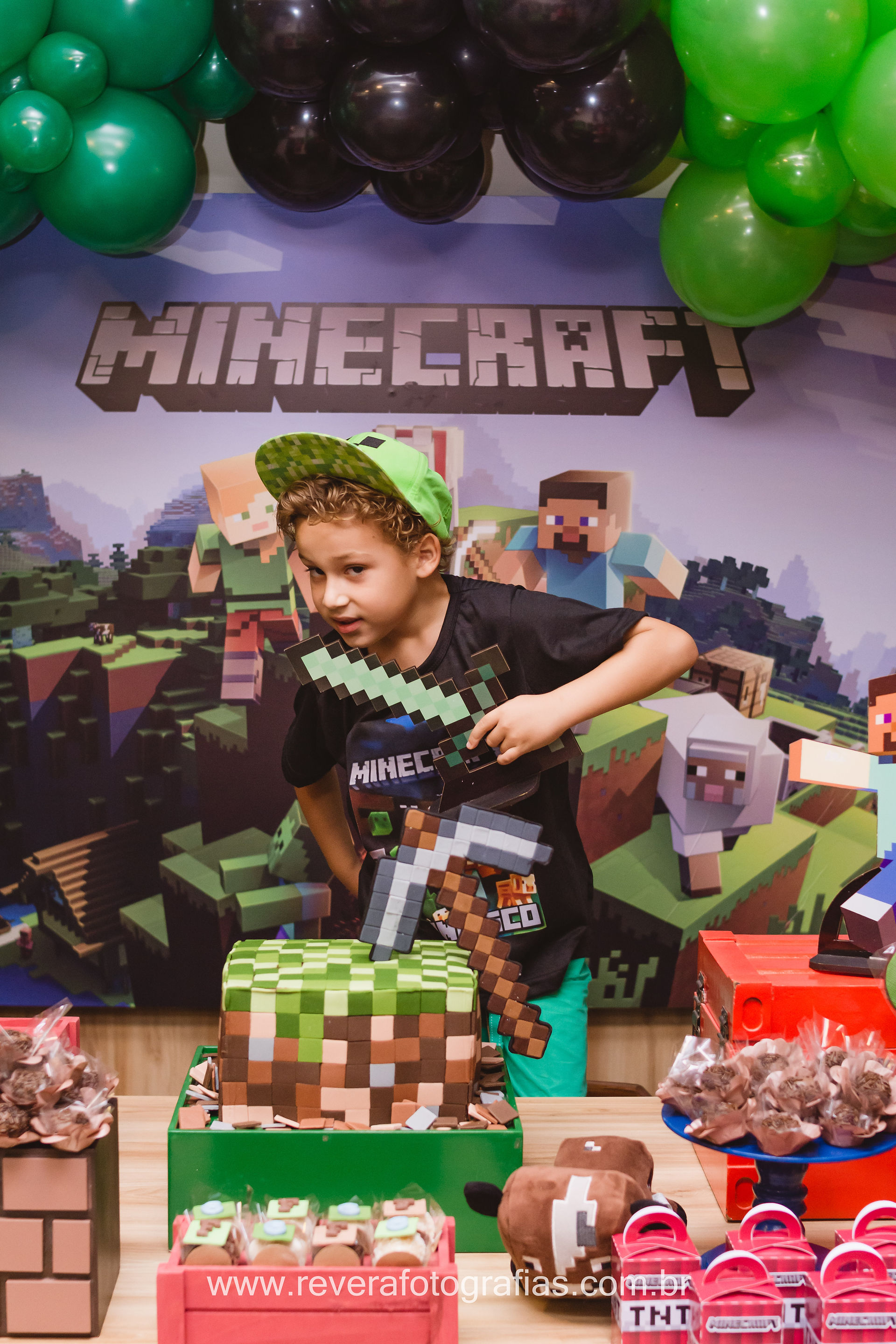 menino segura espada de minecraft em festa infantil no game station shopping riomar aracaju