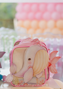 reverá fotografias Fotografia de festa de aniversário infantil em Aracaju sergipe com decoração tema fundo do mar no salão de festas da aruana no condomínio lago paranoá lembrancinha de festa bolsa baleia em aquarela com paleta nas cores rosa claro bebê, lilás, verde em tom pastel delicado
