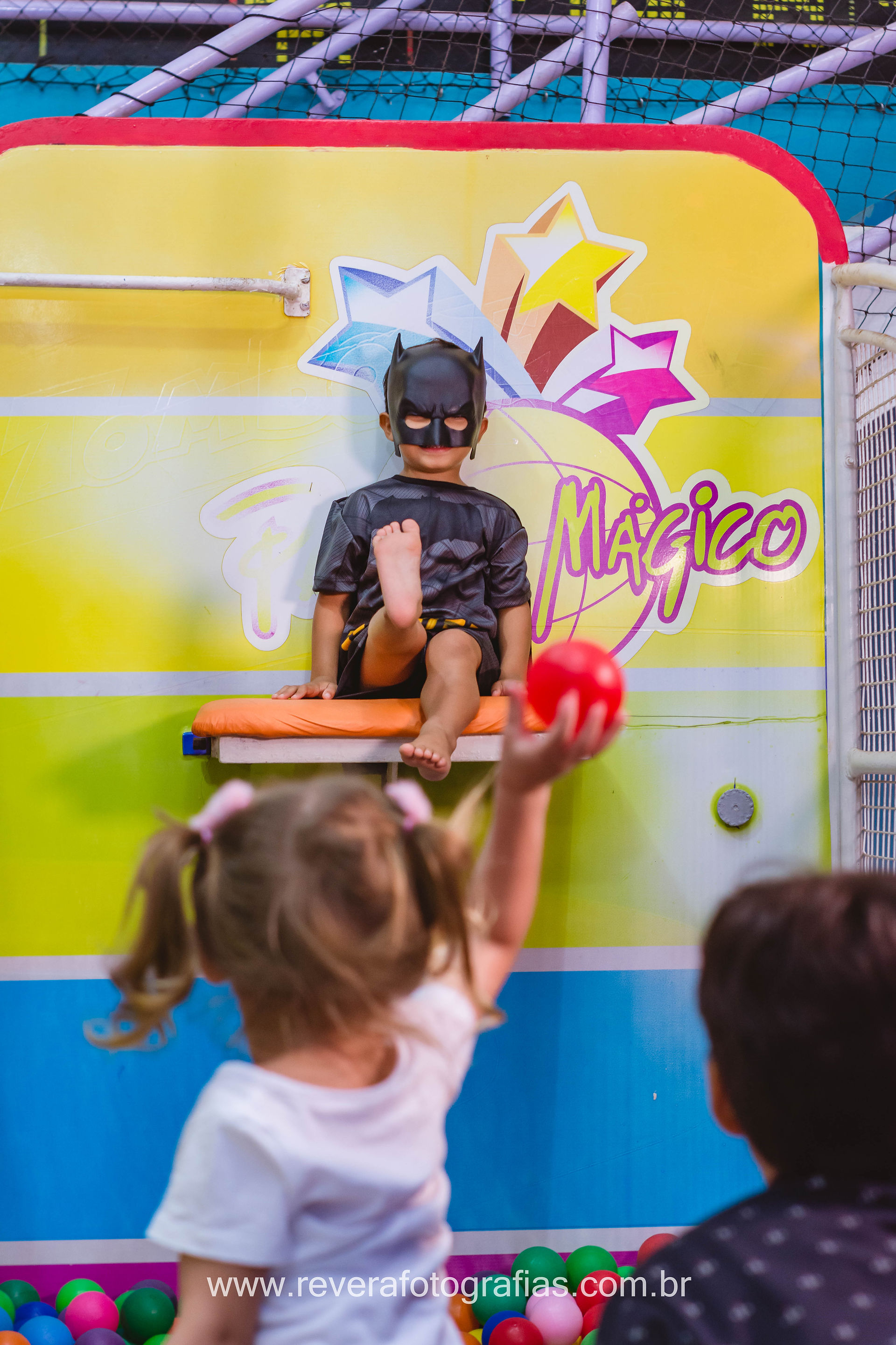 menino em brinquedo Festa Infantil Batman no salão de festas planeta mágico em aracaju