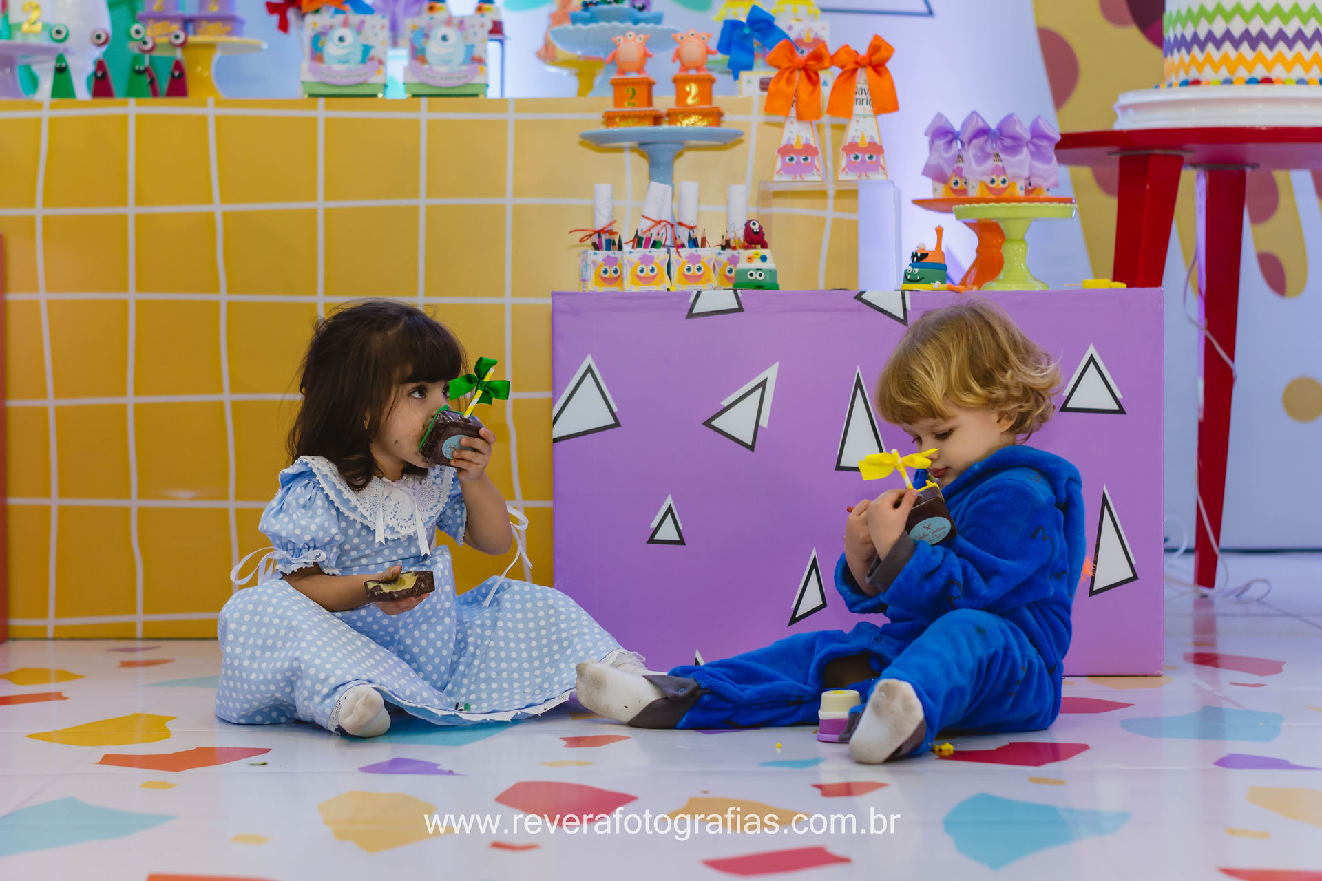 fotografia de criança brincando com doce em festa infantil no salão la fiesta em aracaju