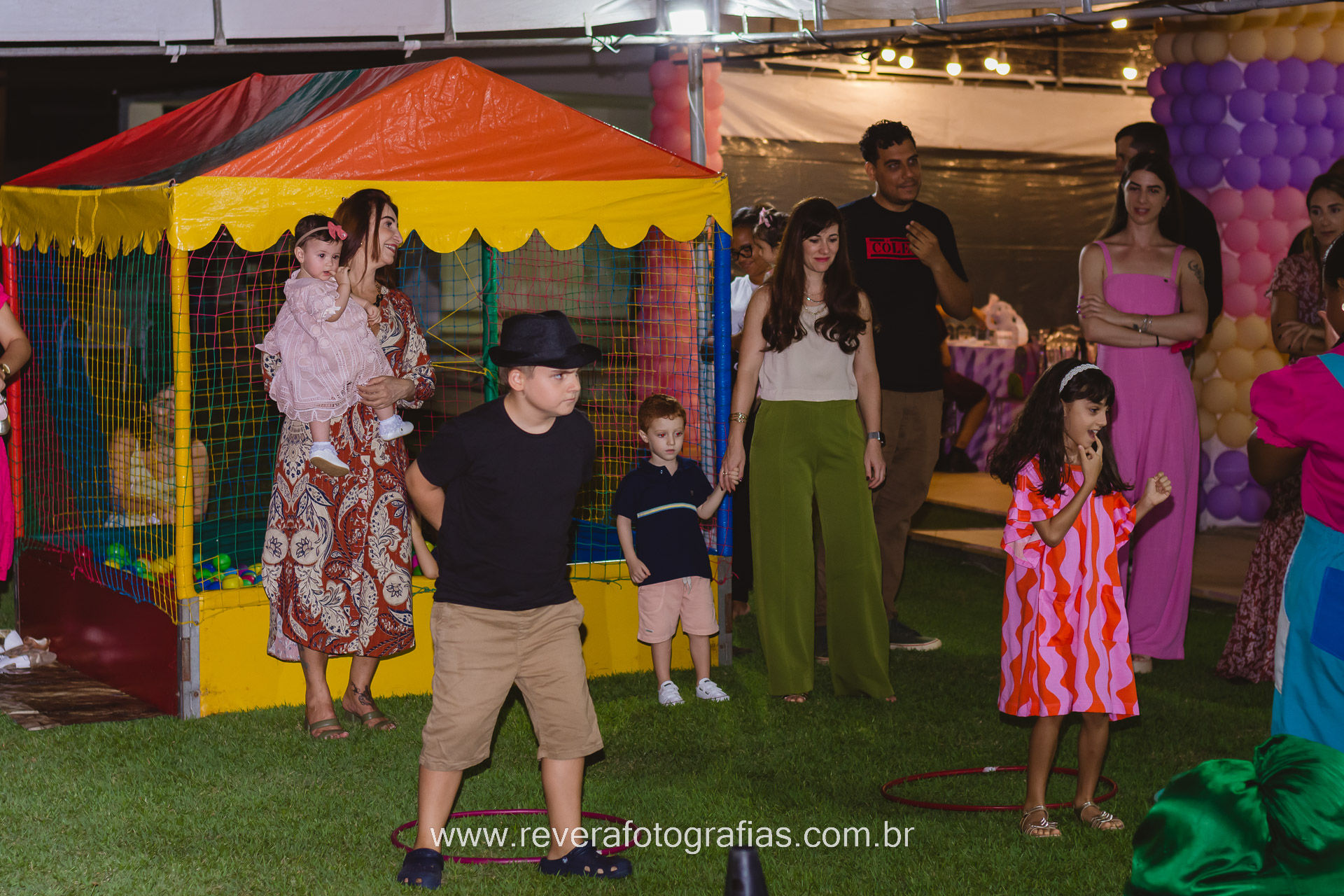 reverá fotografias Fotografia de festa de aniversário infantil em Aracaju sergipe com decoração tema fundo do mar no salão de festas da aruana no condomínio lago paranoá animação de recreador de festa brincando com crianças em gramado