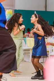 meninas dançando durante animação em festa de aniversário infantil