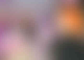 Melissa interagindo com personagem vivo na festa Mundo Bita