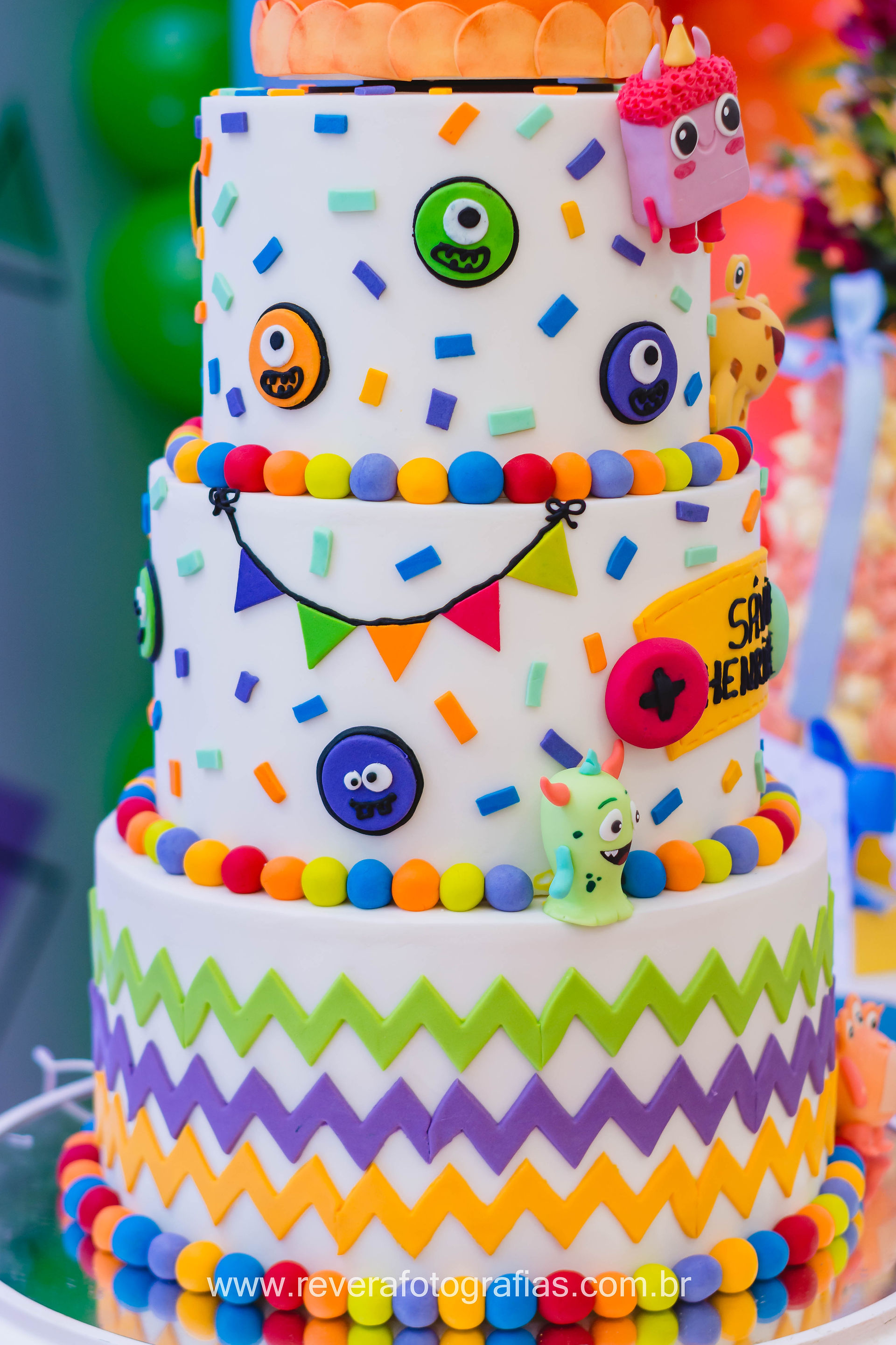 detalhes macro coloridos de monstros bandeiras e confetes bolo que gira monstrinho festa infantil bolo de andar giratório salão de  festas em aracaju    espaço para festa infantil em aracaju  locais para festa infantil    personalizados para festa infantil  decoraçao festa infantil    animação de festa infantil  aluguel de festa infantil   decoradores de festa infantil loja festa infantil  festa infantil  salões de festa infantil   tipo de festa   Artigos para festa  aluguel de brinquedos para festa infantil aracaju tema monstro