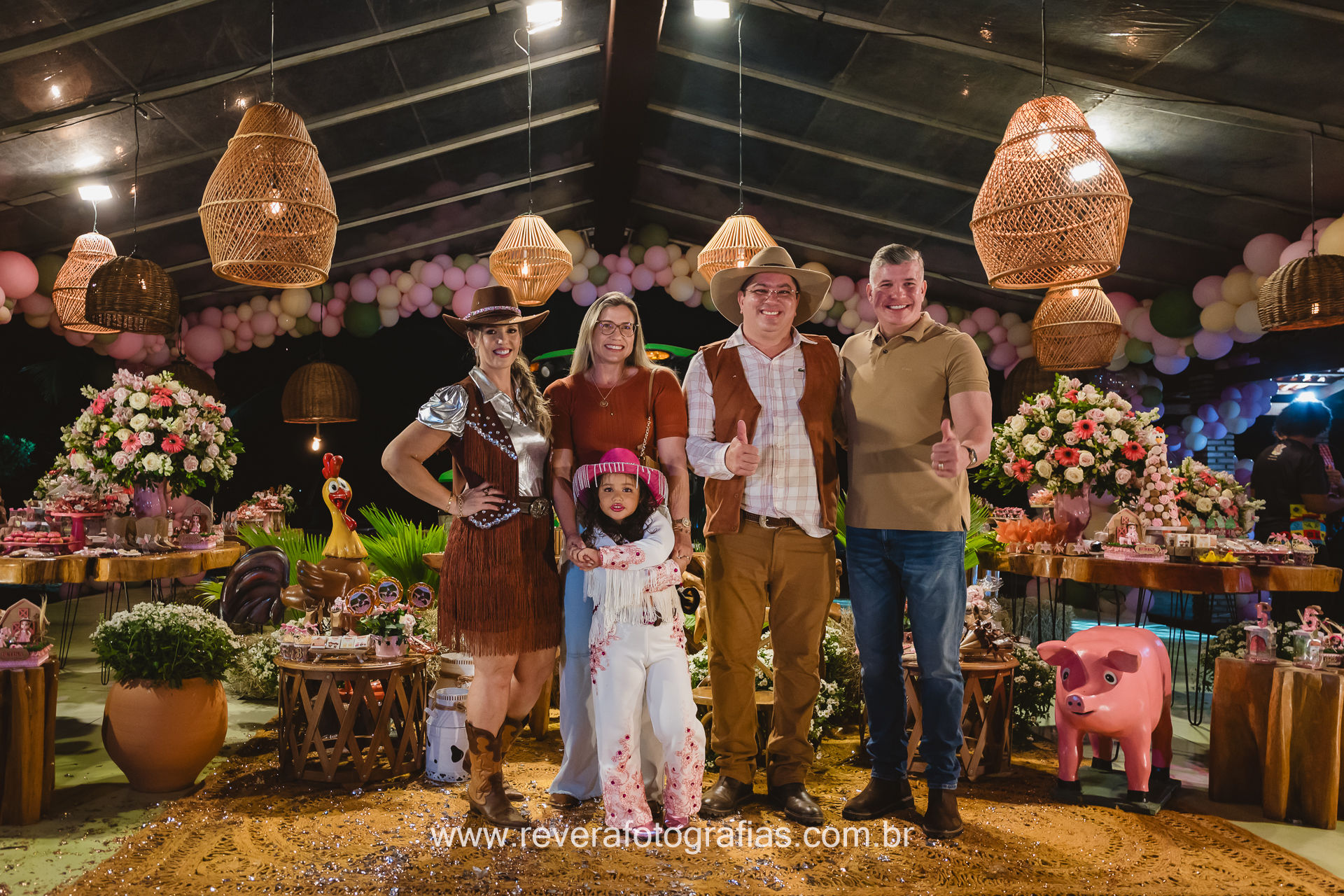 família posando para foto em festa de aniversário infantil tema fazendinha