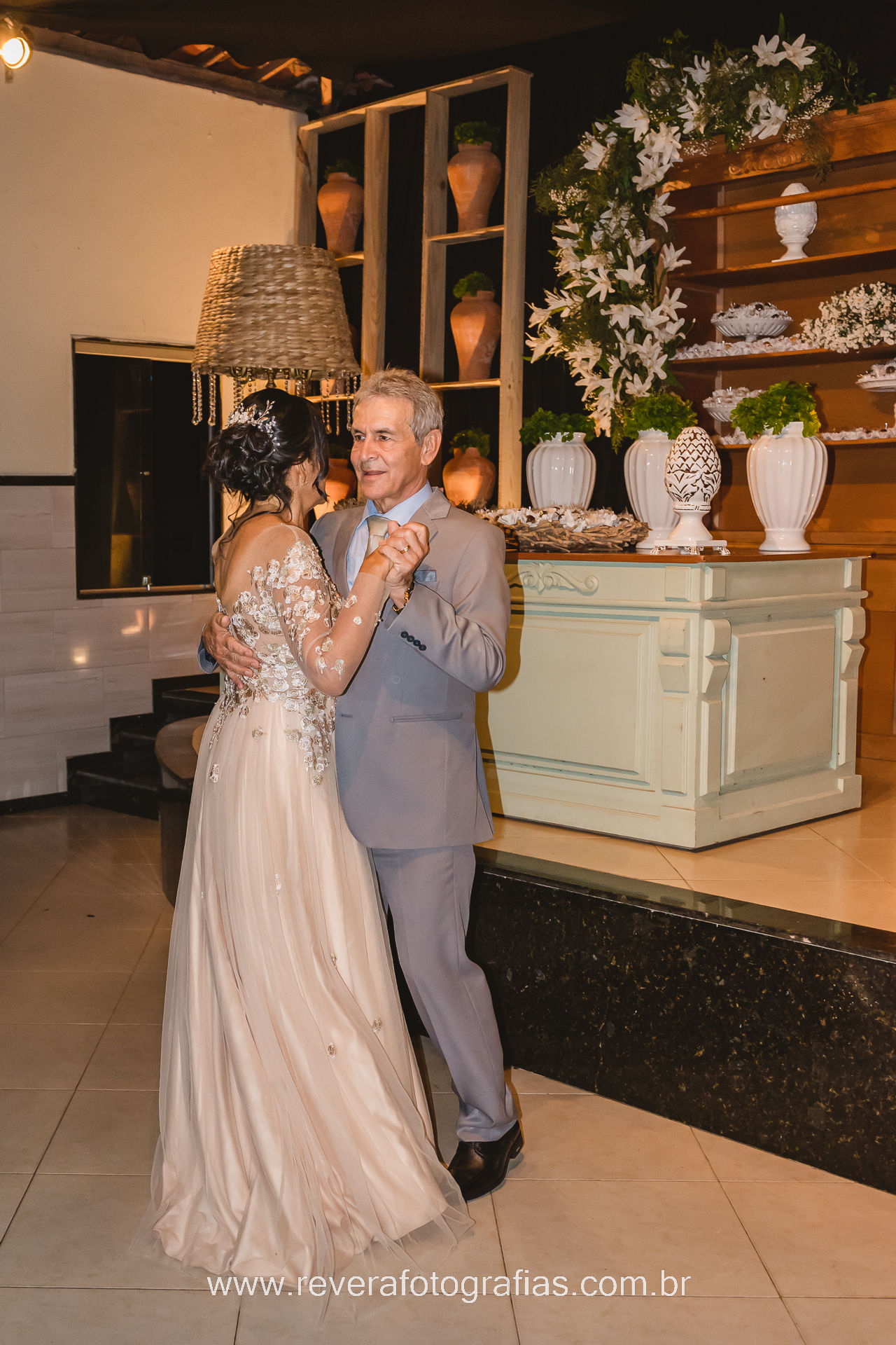 Casal dançando na festa de bodas de ouro em Aracaju.