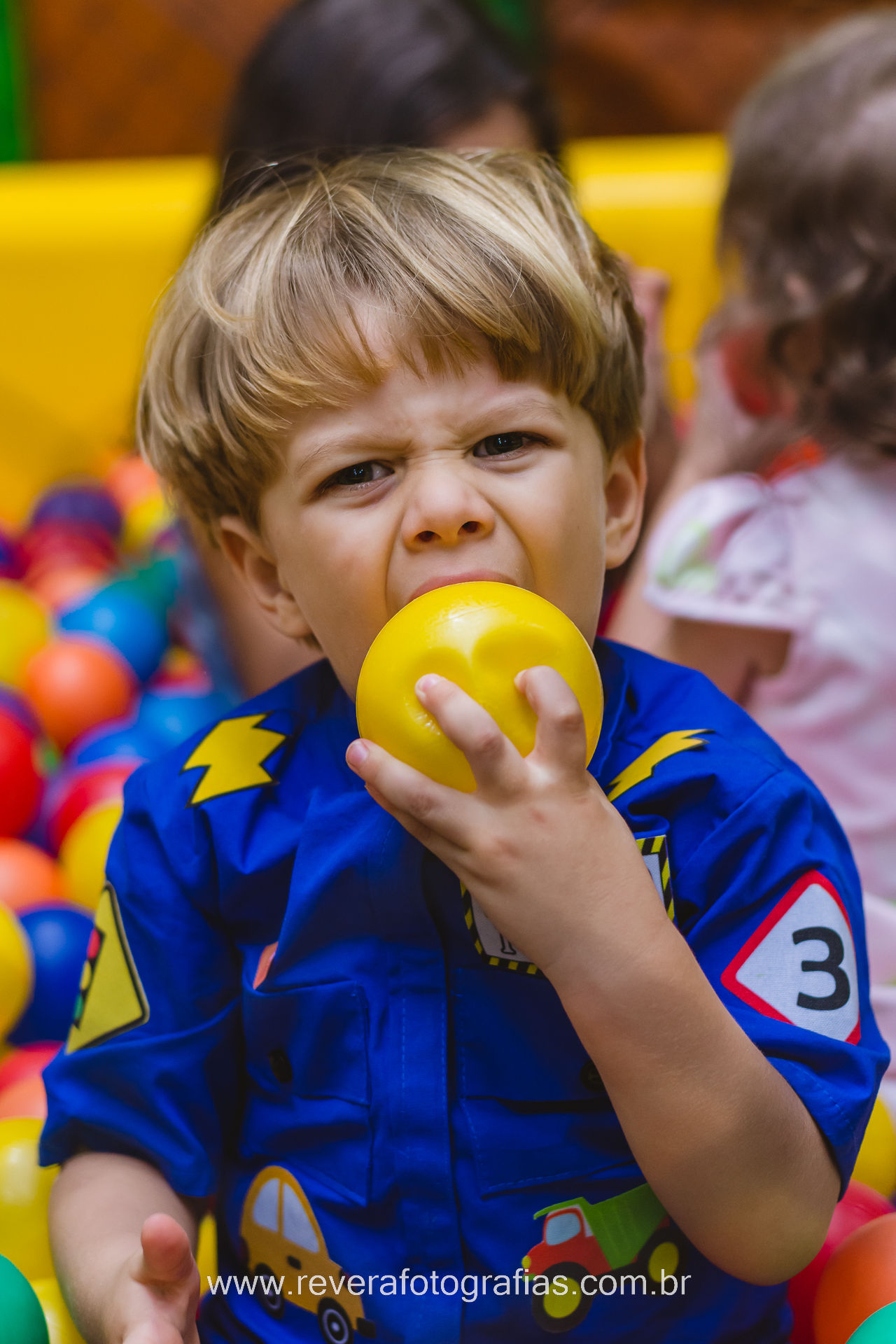 menino brincando com bola durante festa infantil no salão de festas la fiesta em aracaju sergipe