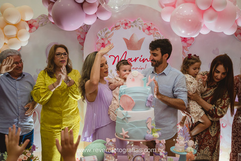 reverá fotografias Fotografia profissional de festa de aniversário infantil em Aracaju sergipe com decoração tema fundo do mar no salão de festas da aruana no condomínio lago paranoá: família atrás do bolo abençoa bebê aniversariante