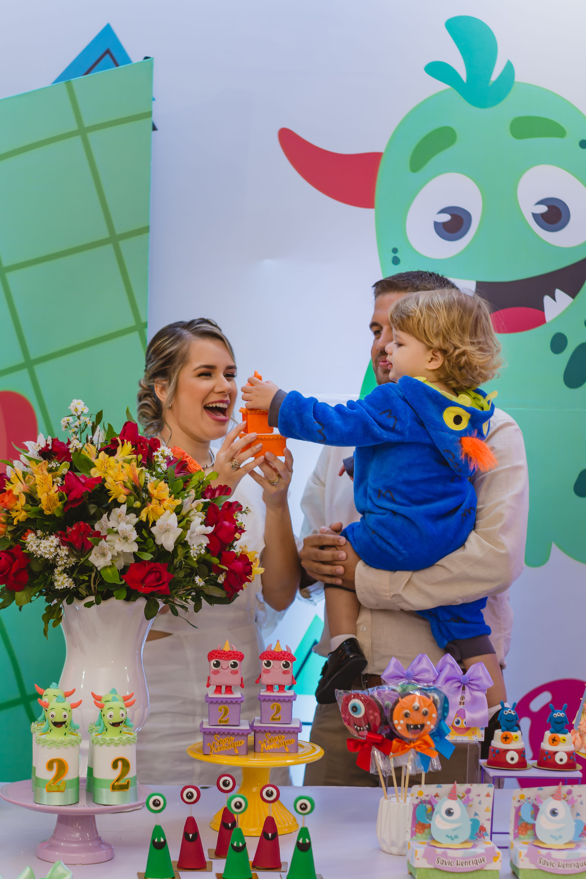 fotografia de familia em festa de aniversário infantil em aracaju salão la fiesta com tema monstros