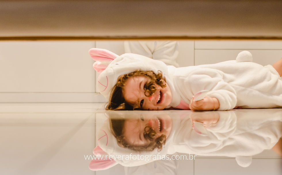 reverá fotografias: foto de criança vestida de coelho brincando em casa durante fotos