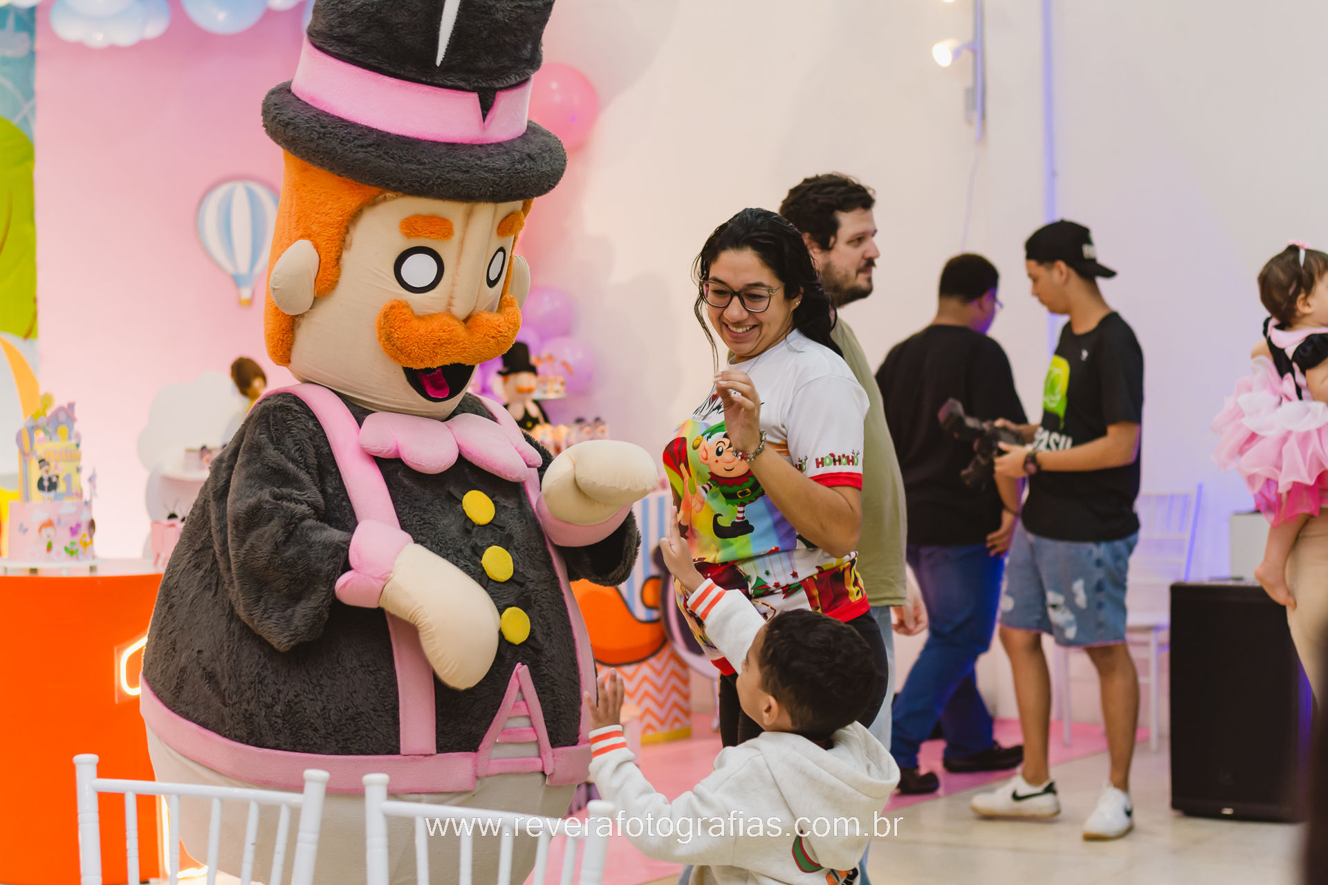 Personagens vivos do Mundo Bita entretendo as crianças durante a festa